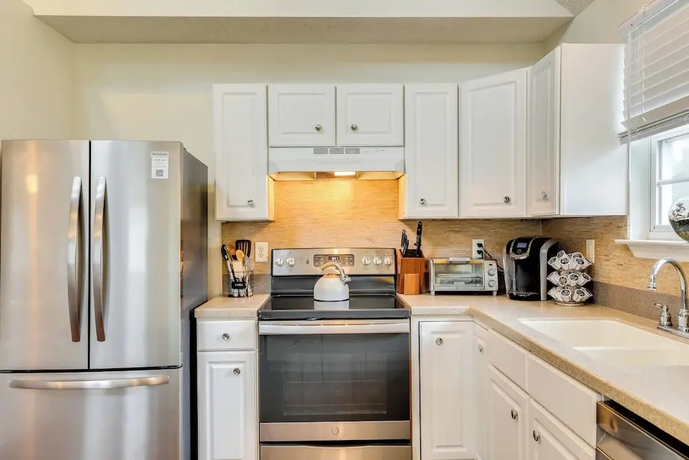 Cozy Home w/ Yard ~ 9 Mi to Dtwn Charleston!