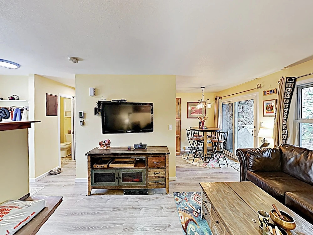 Warm Mountain-view : 8-minute Drive To Lifts 2 Bedroom Condo