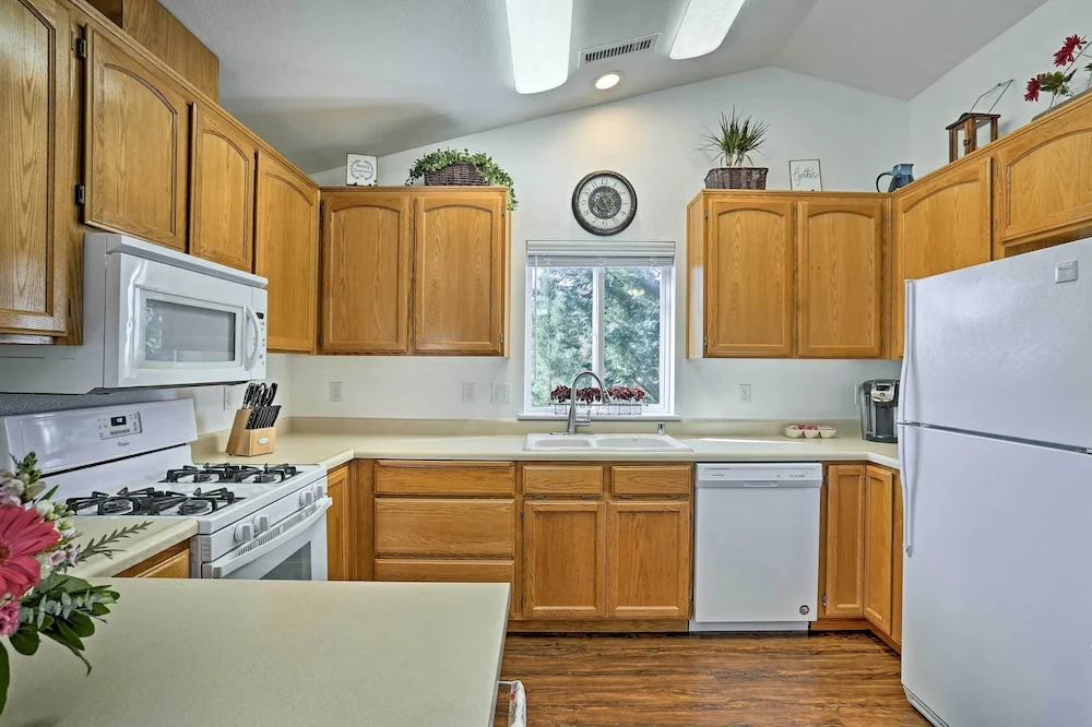 Centrally Located Mt Shasta Home w/ Deck!