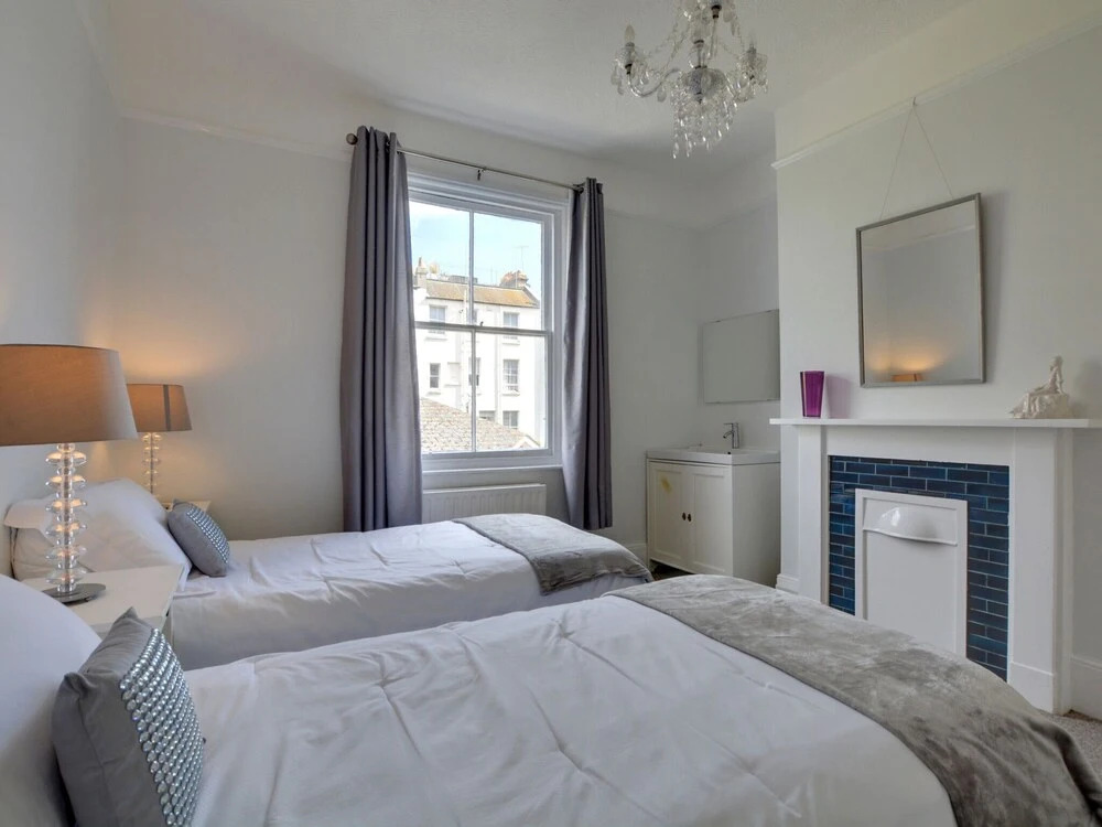 Apartment in old-style with bay window, a modern kitchen and a warm chimney