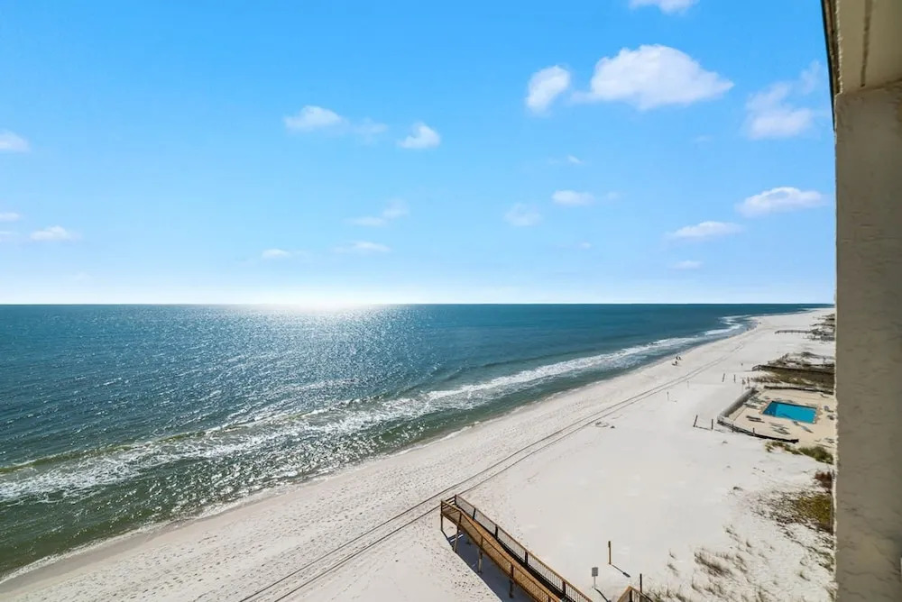 Edgewater 82- Floor to Ceiling Glass Doors 2 Bedrooms low Density Complex