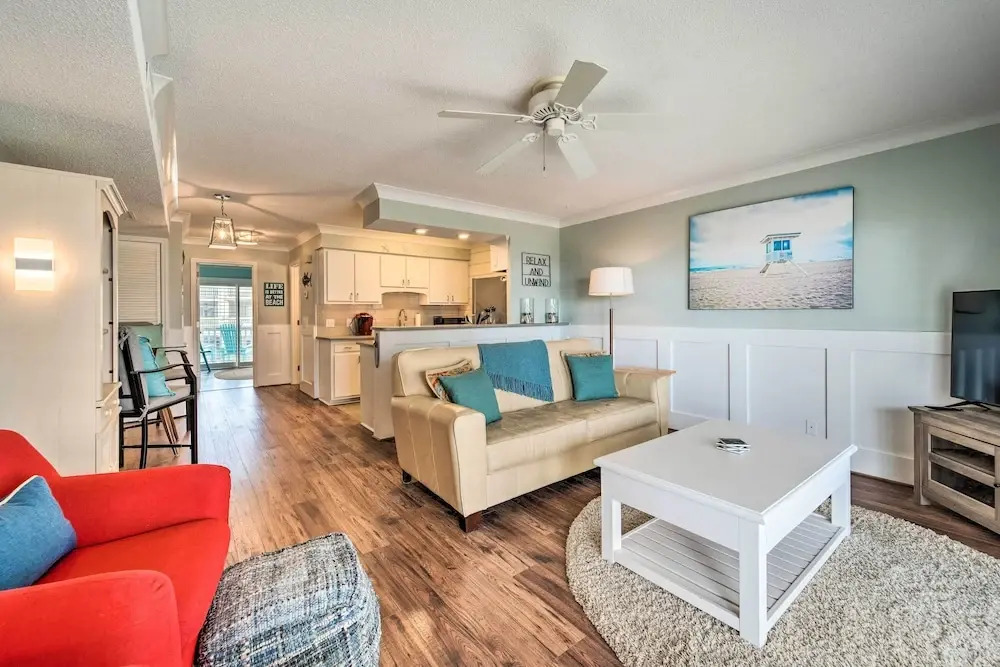 Bright Carolina Beach Condo - Walk to Shore!