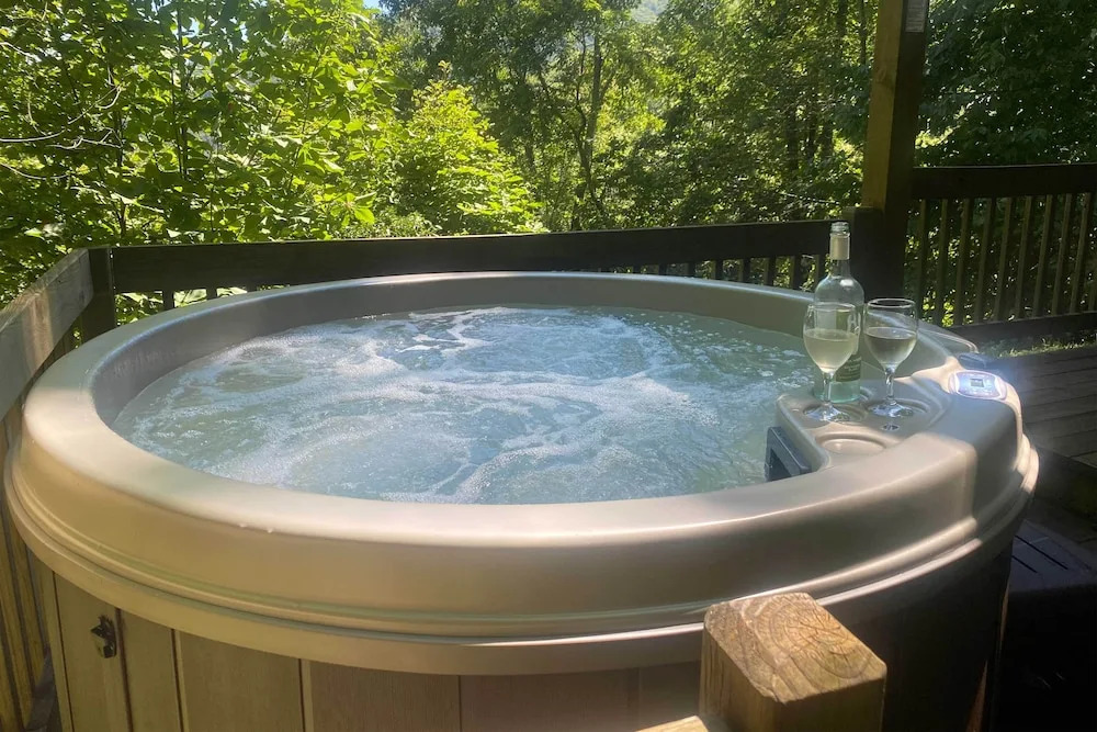 Serene 'mountain Mist' Retreat w/ Deck & Hot Tub!