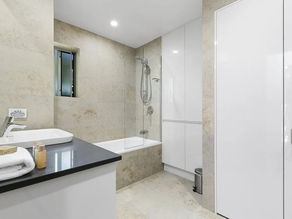 Exquisite Penthouse with views to Laguna Bay - Unit 3 Taralla 18 Edgar Bennett Avenue