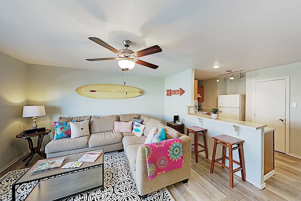 New Listing! Updated : Pool, 1 Block To Beach 2 Bedroom Condo