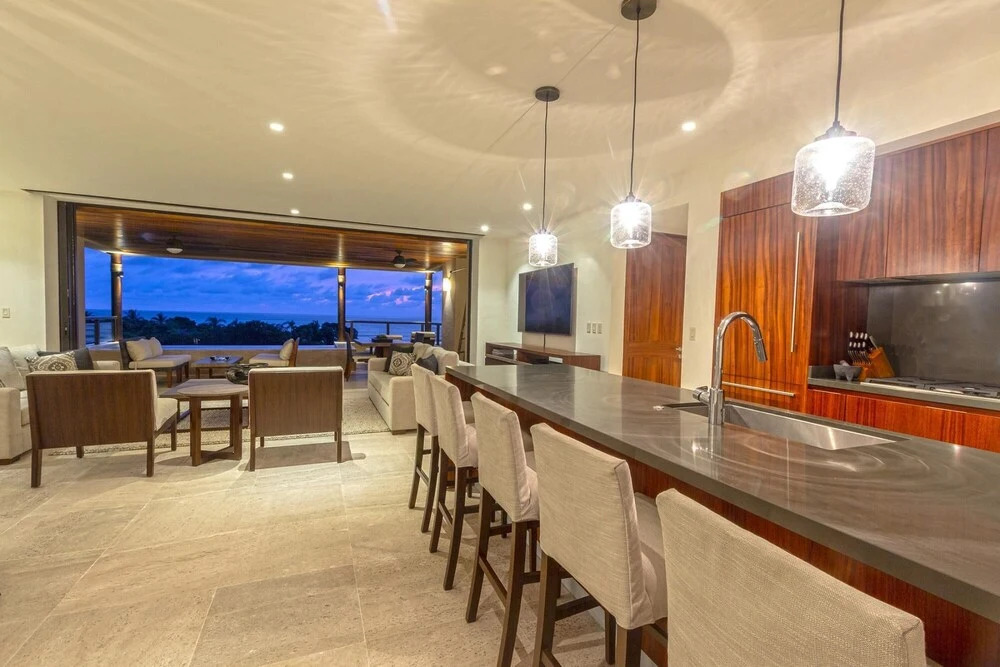 Sunny Vacation Condo 4
