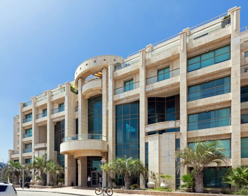 Laguna Water Front Sweet 1