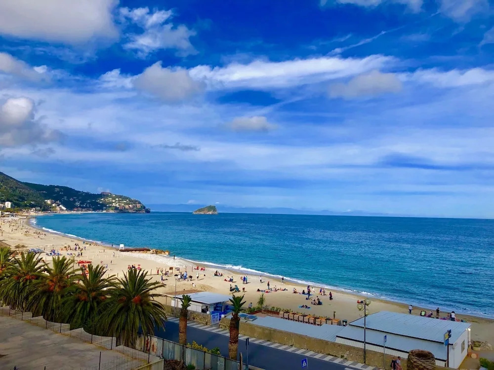 Leo Seaview Apartment