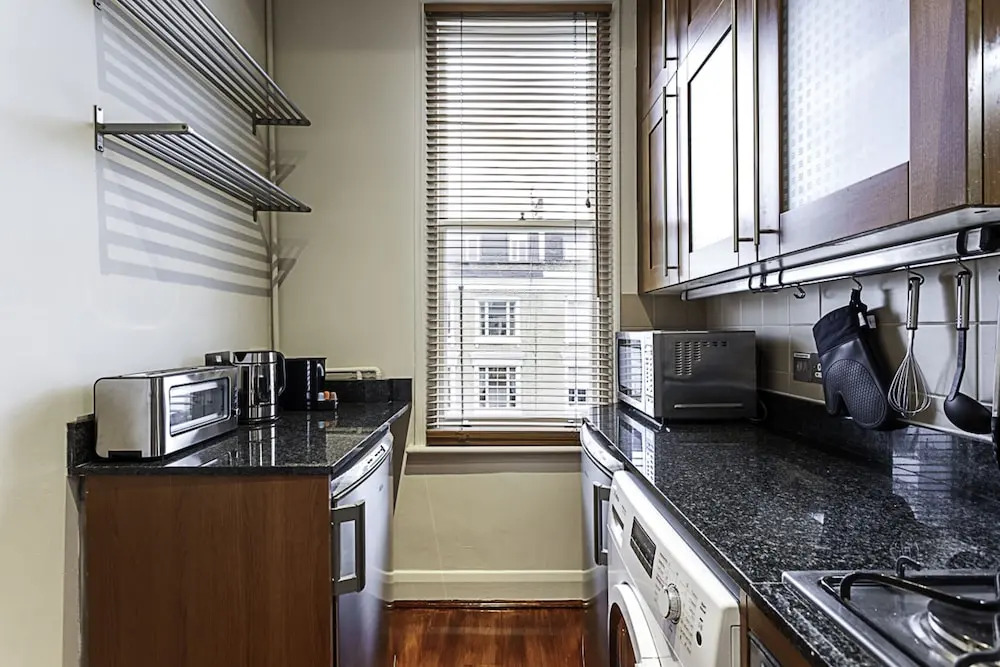 Cosy Kensington Two Bedroom Flat