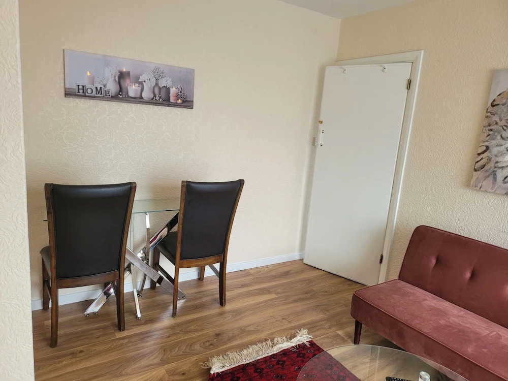 Apartment - Sleeps 2 - Parking - Near Station