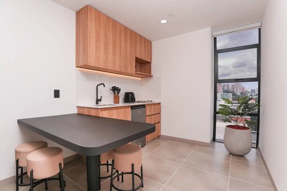 Metropolitan Living - 915