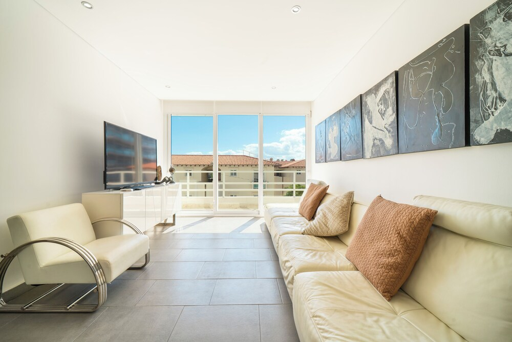 3 BR Condo with Rooftop Pool - Love 203