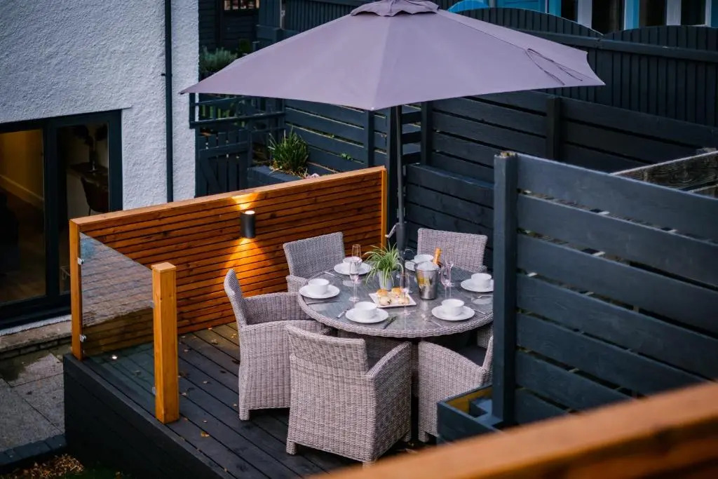 Rockside - Luxury 1 bedroom home with hot tub, central location, parking and pet friendly