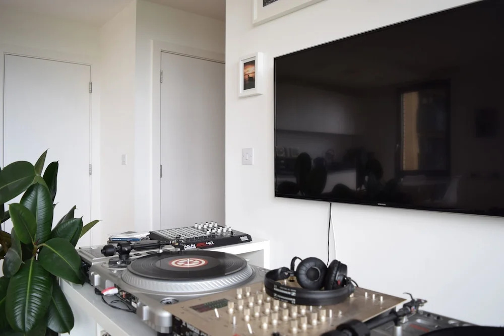 Stylish Flat With A Balcony Over Canal in Bethnal Green