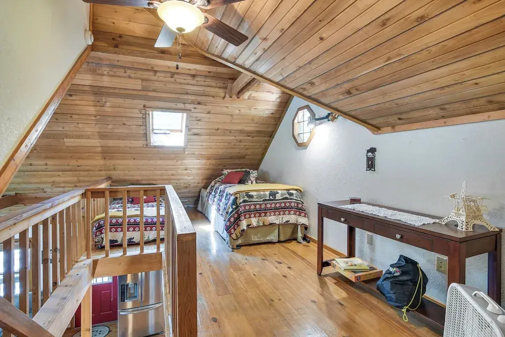3 Mi to Table Rock Lake: Cabin w/ Fire Pit!