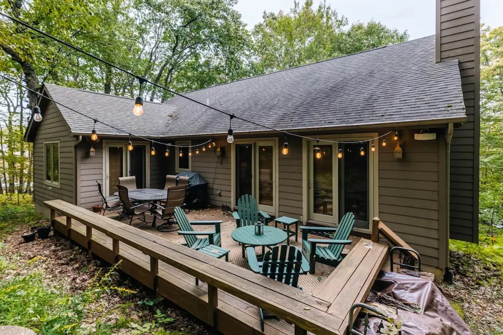 Cozy Wintergreen Retreat Fireplace & Spacious Deck