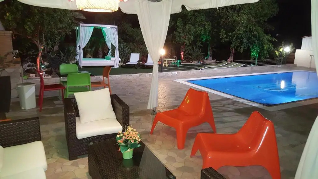 Artemisia Villa