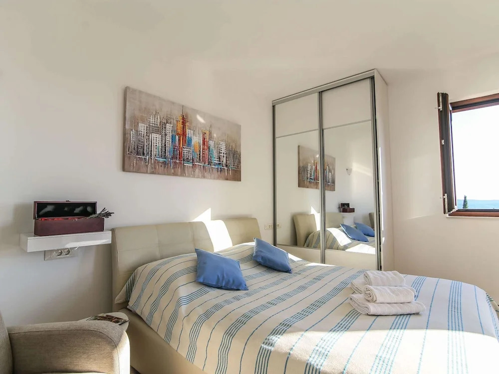 Spacious Apartment, Private Terrace in the Countryside, Wi-fi and Parking