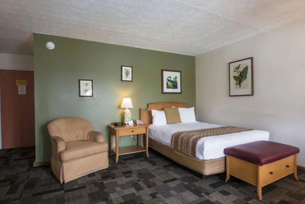 OYO Waterfront Hotel- Cape Coral Fort Myers, FL