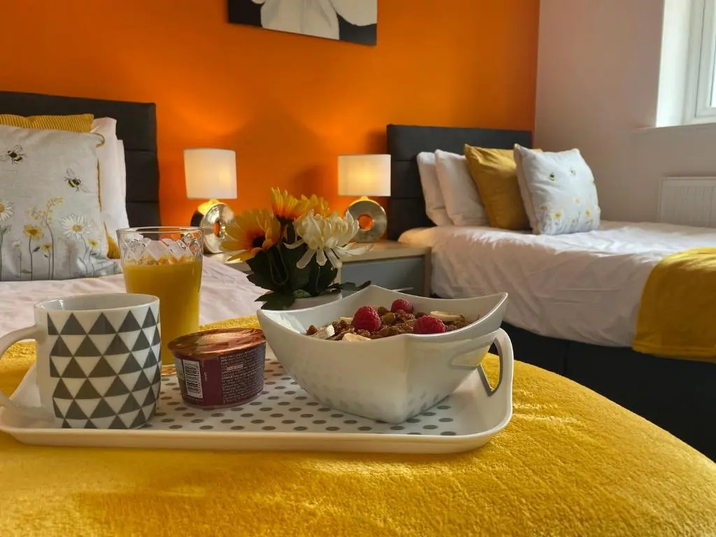 Beautiful & Spacious with 2 Free Parking Spaces By Srk Accommodation