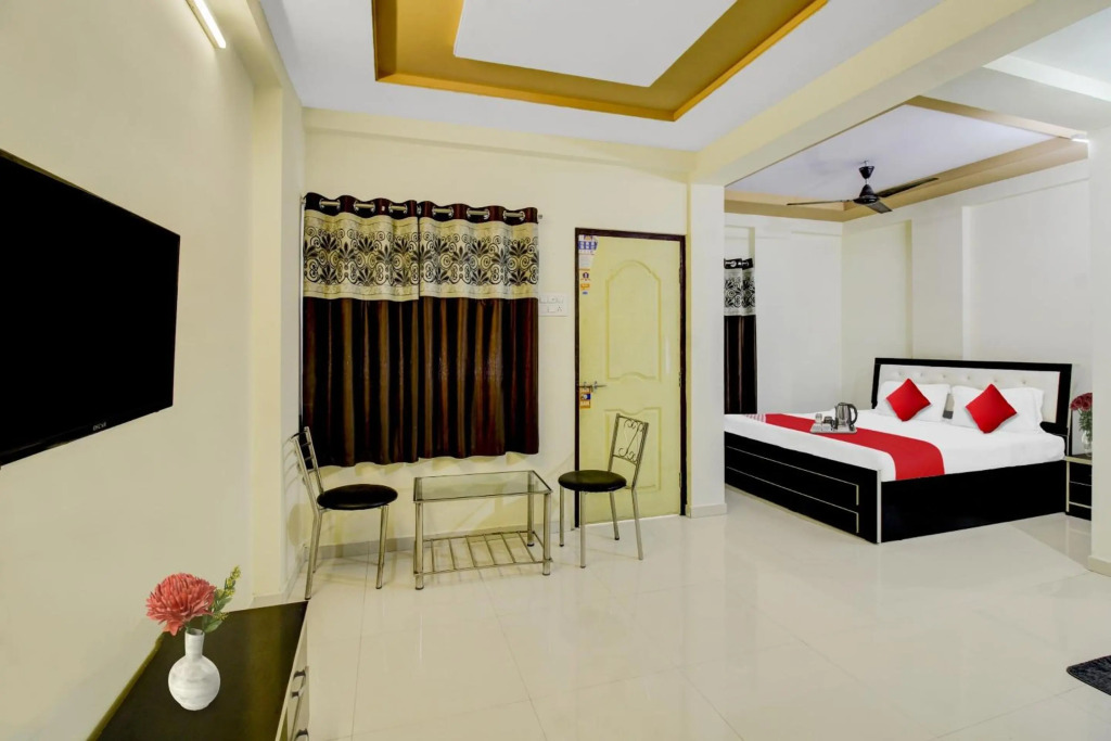 OYO Flagship 70003 Ap Royal Rooms