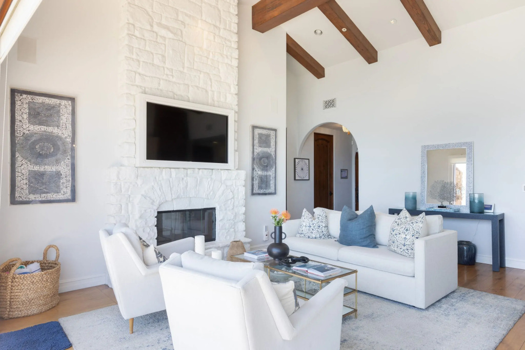Malibu Beach House Bliss by AvantStay | Beachfront + Private Beach Access, Malibu