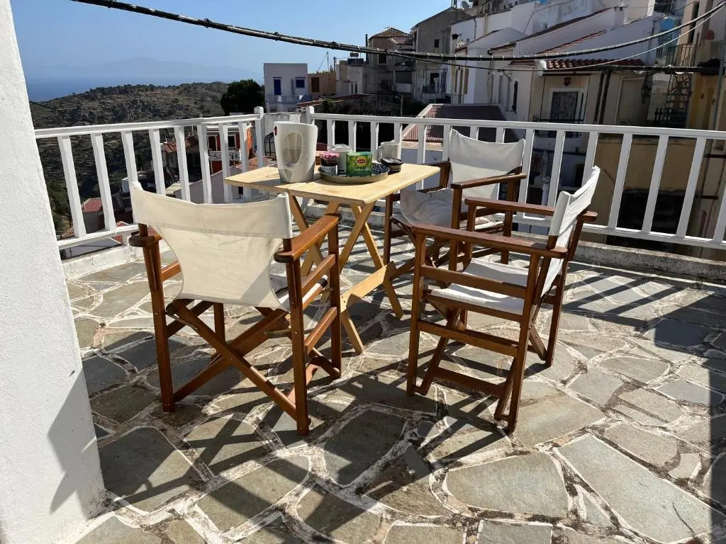 3-level doll house in Kea Ioulida/Chora, Cyclades