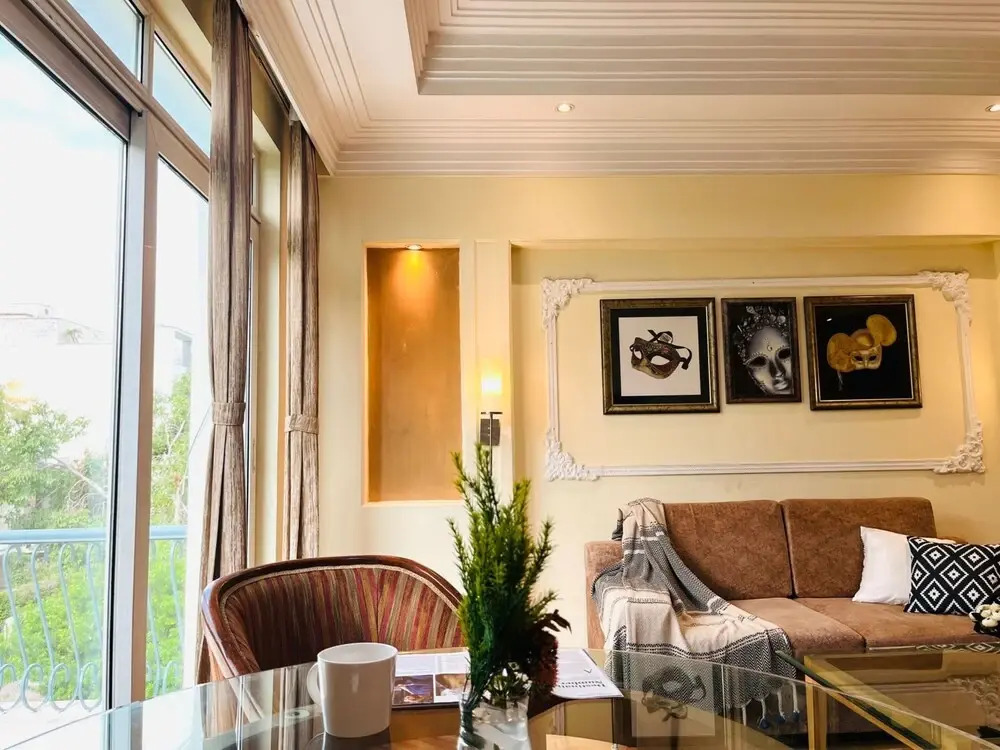 BluO 3BHK - DLF Galleria | BathTub, Balcony