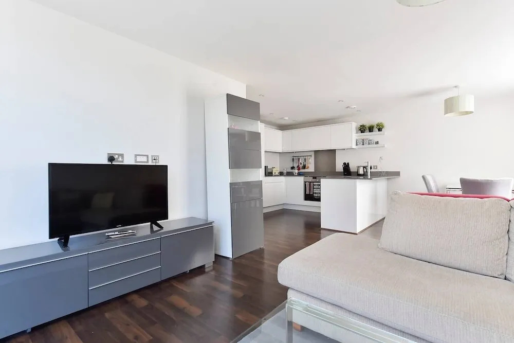 Superb apt for 6 w/ balcony, 10mins to East Putney