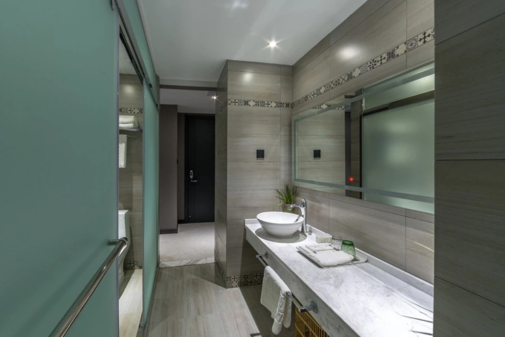 Eaves Art Hotel
