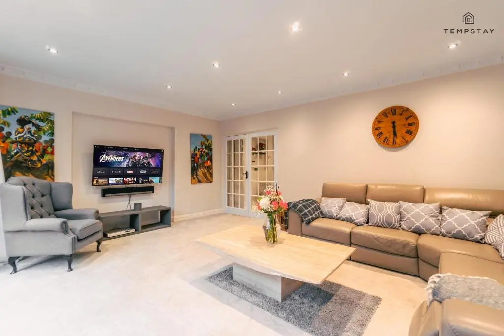 Hidden Gem! Luxury 5 Bed Near Warner Bros Studios