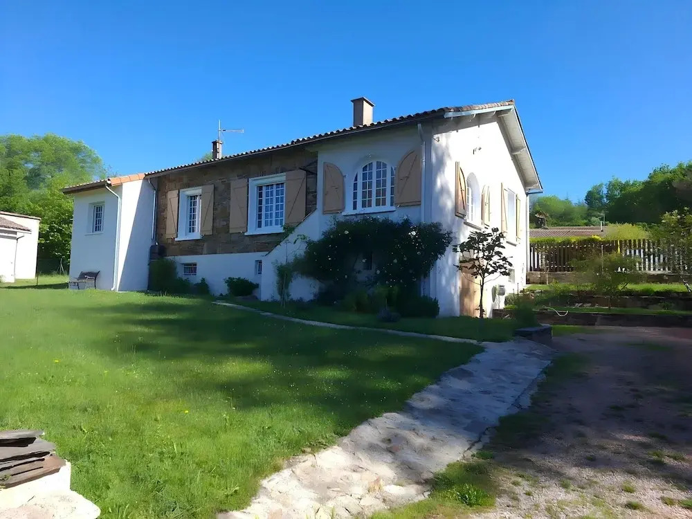 Villa in St Denis with Pool & Pyrenees View