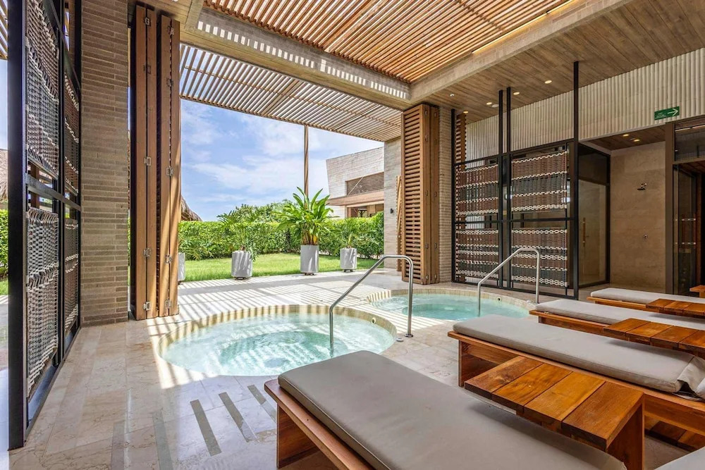 Luxe 2-br Ocean-view Apartment With Pool Gym Spa