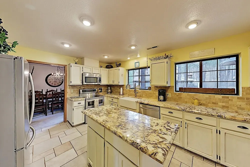 Lavish W/ Hot Tub, Game Room - Near Skiing 4 Bedroom Home