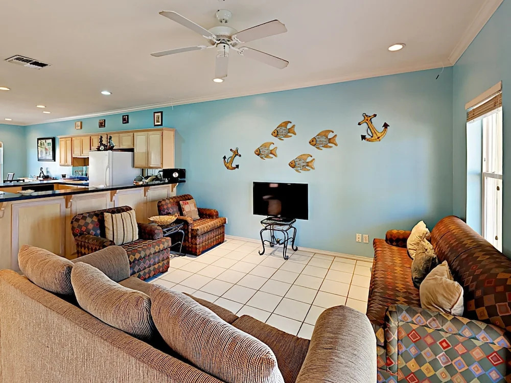 Parade 121 House - 3 Br home by RedAwning