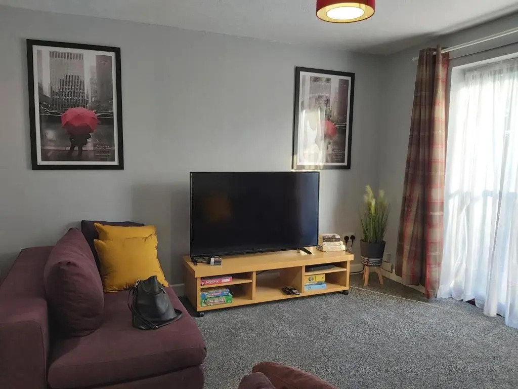 The Maltings - Huku Kwetu Dunstable - Spacious Business Travellers- 2 Bedroom 2nd floor Serviced Apartment -Private Parking- Free Wifi