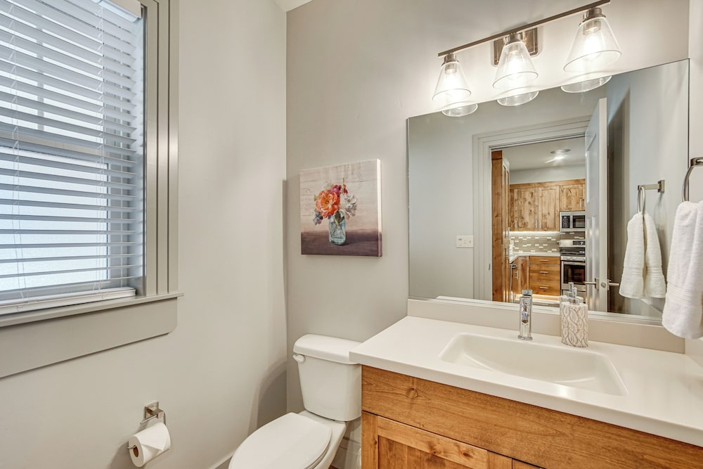 Hike, Golf & Unwind! Mtn-view Cedar City Townhome