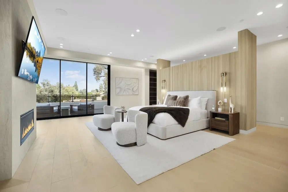 Amestoy Modern: Stunning 4BR Estate With Theater & Gym