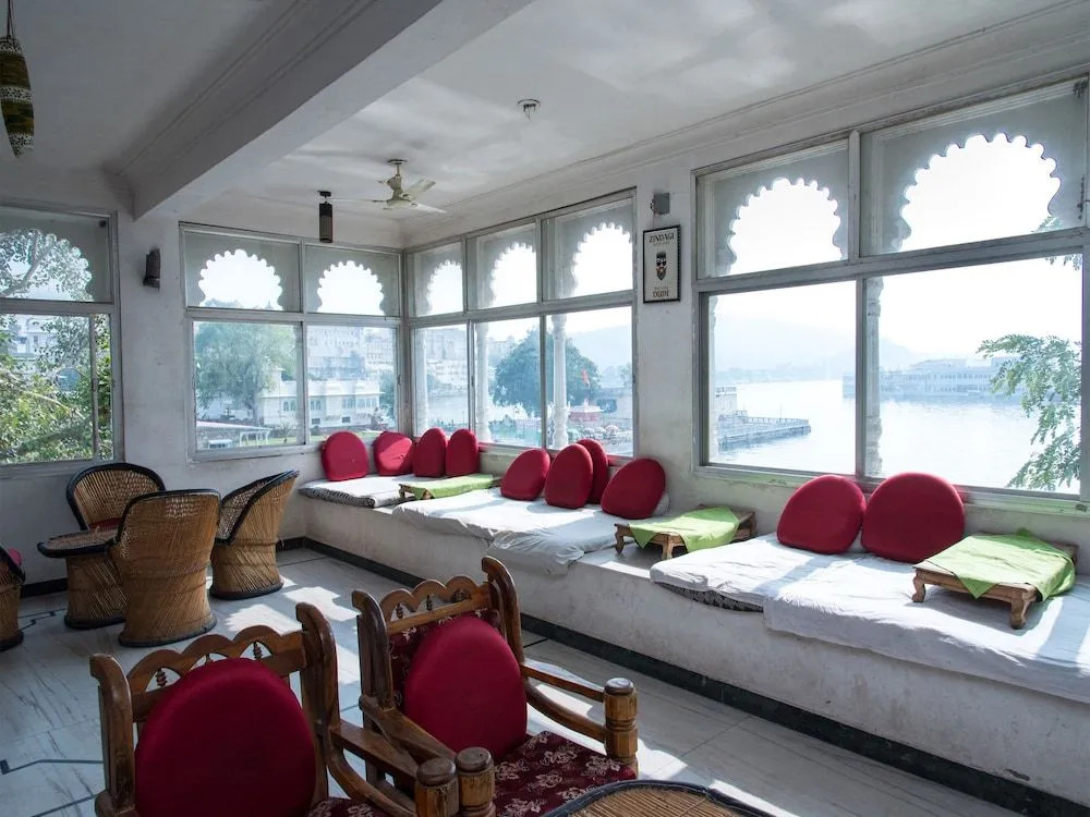 OYO 10704 Hotel Lake Haveli