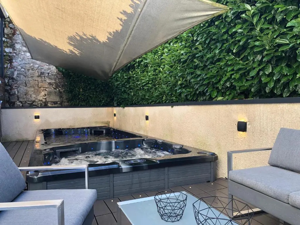 La Grange Emnitan - Maison de ville moderne pour 12p Fêtes interdites