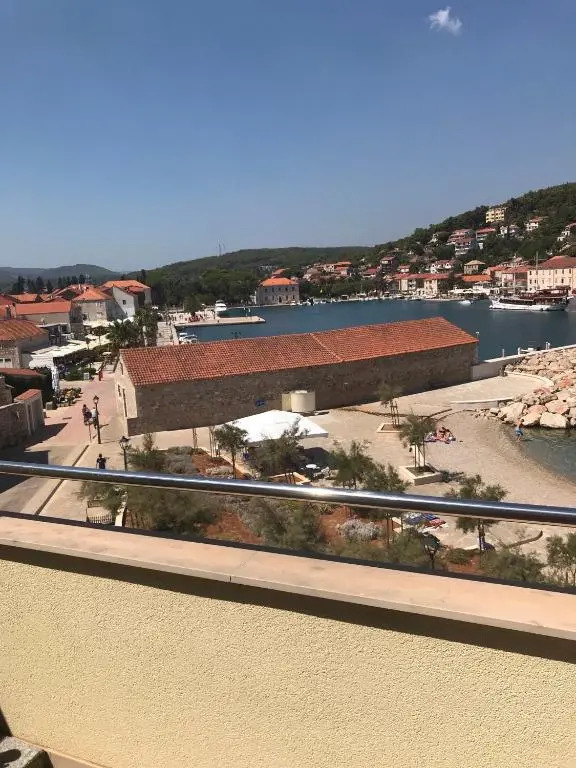 Sea view apartment near the beach 1-Jelsa center