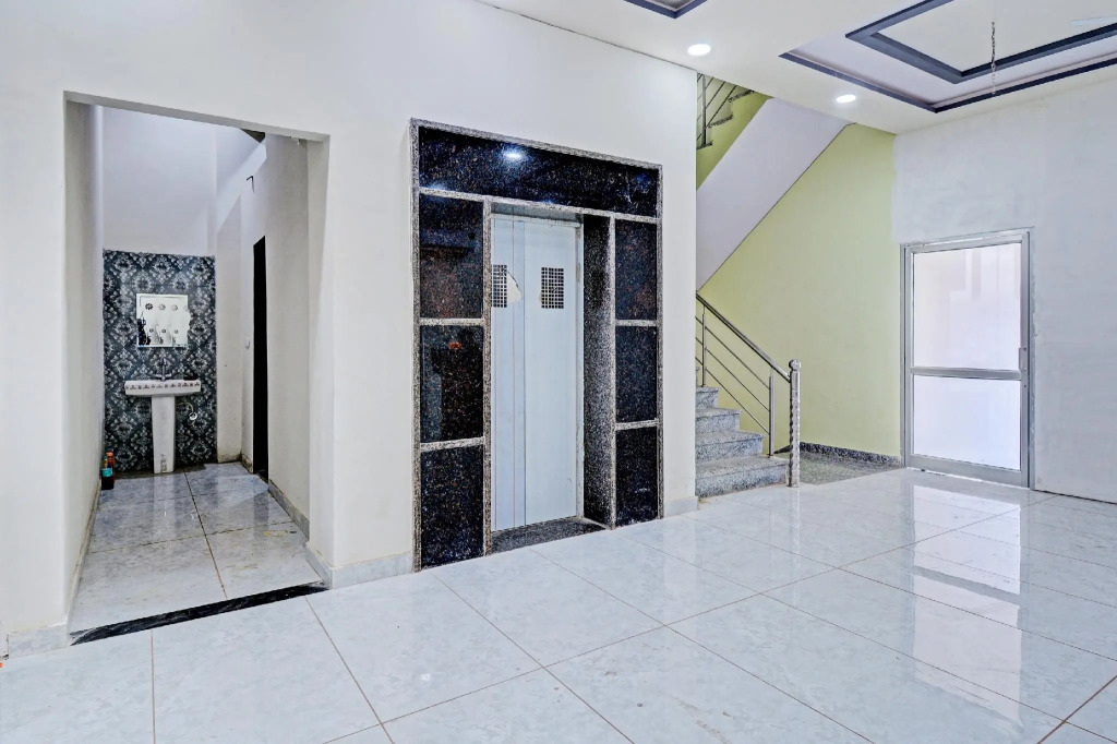 OYO 81074 Hotel Rj 21-18