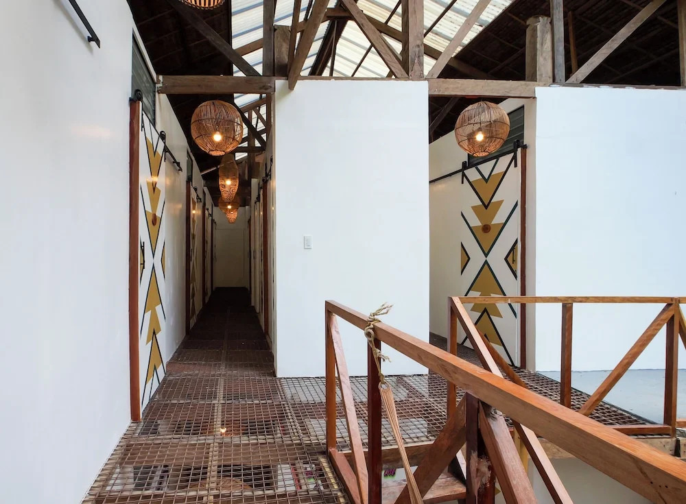Sip Sunset Hostel and Lounge