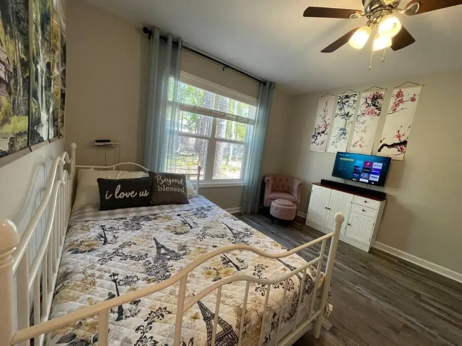 Sleep 10, NEW CONSTRUCTION home, half mile to beach, 3 BD 2 BA, 6 beds