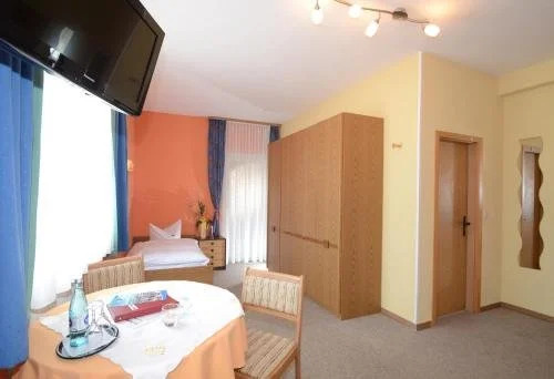 Gasthof zur Post Hotel und Parkplatz