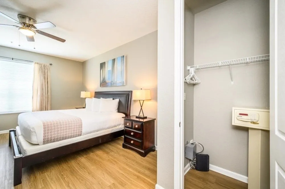 3 Bedroom Premium Lakeview [cdc Compliant] l 1012 Condo