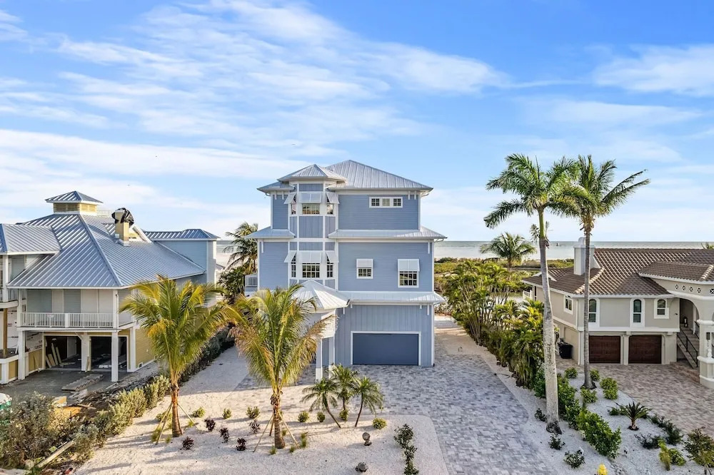 Papa's Boat House - 8214 Estero Blvd 4 Bedroom Home by RedAwning