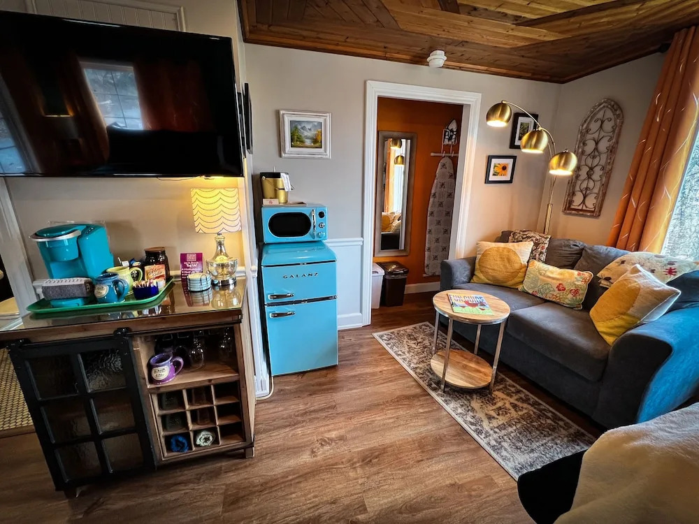 Sherwood Court Cottages & Guest Rooms