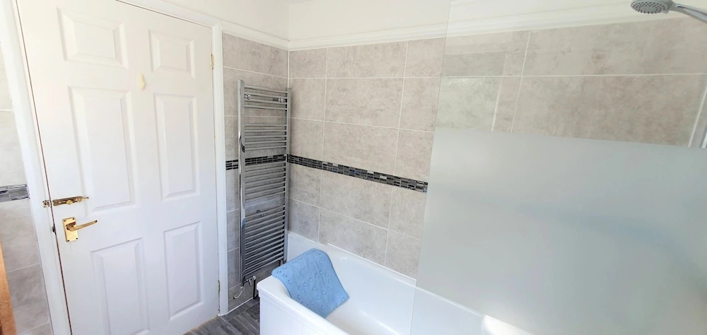 3-bed House With Superfast Wi-fi, DW Lettings 15vr