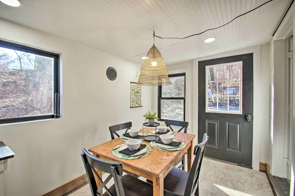 Stoney Creek Cottage: Waterfront Hot Tub, Fire Pit